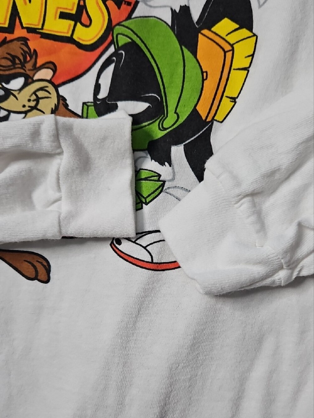 Warner Bros. White Looney Tunes Long-Sleeve Tee with Colorful Character Print XL - Picture 9 of 9